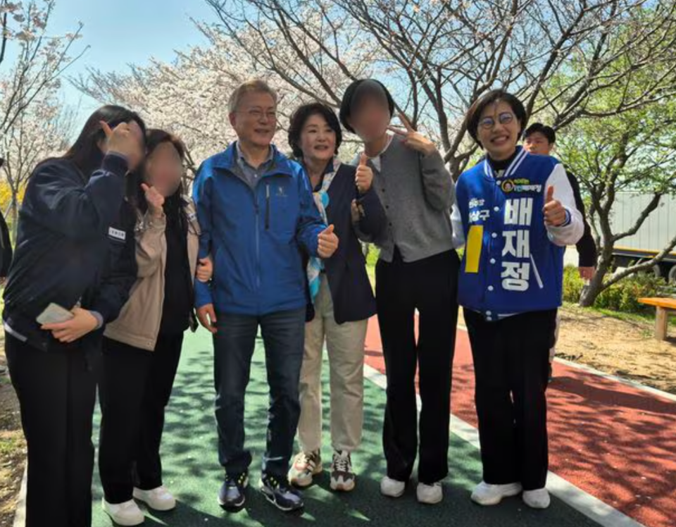 문재인 전 대통령이 1일 더불어민주당 배재정 후보가 출마한 부산 사상구를 찾아 시민들과 사진을 찍고 있다. /연합뉴스