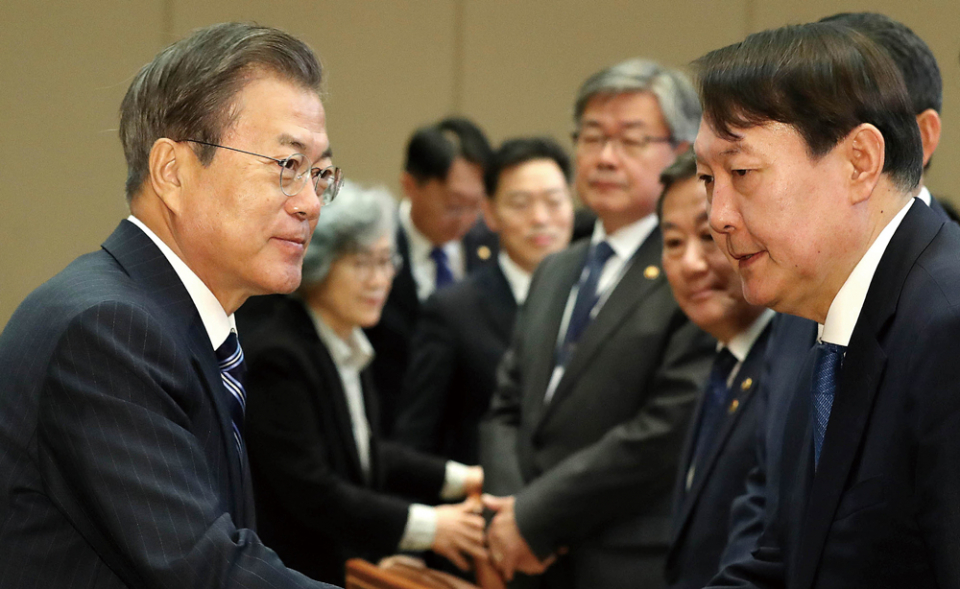 문재인 전 대통령이 지난 2019년 11월 8일 청와대 본관 집현실에서 열린 공정사회를 향한 반부패정책협의회에 참석해 당시 윤석열 검찰총장과 인사를 나누고 있다. /연합뉴스