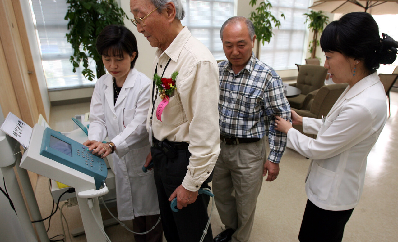정부가 초고령화 사회 진입을 앞두고 노후 소득 보장을 위해 주택 연금 가입 대상을 확대한다. 올해 상반기 내 실버타운으로 이주한 노인이 주택연금을 계속 수령할 수 있게 지원한다. 사진은 실버타운 거주 노인들 /연합뉴스