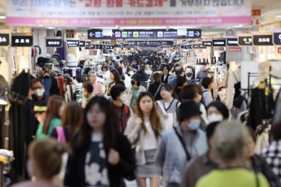 오는 2025년 초고령화 사회를 앞두고 각 정당이 제22대 총선을 위한 공략을 '실효성 없는 단발성 표심잡기 공략'으로 구성했다는 비판이 사회복지학계 및 업계에서 나온다. 사진은 서울시 서초구 고속버스터미널 지하도 상가 /연합뉴스