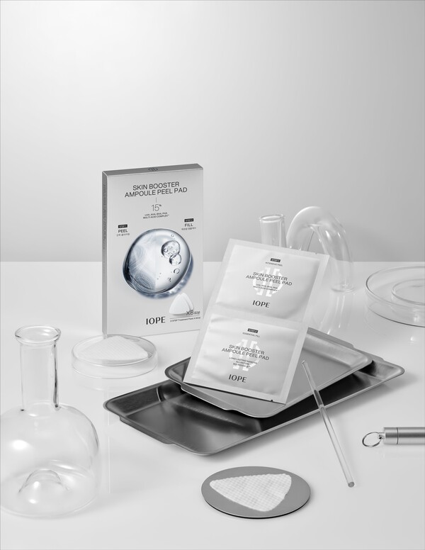 아모레퍼시픽의 스킨케어 브랜드 아이오페가 피부 스케일링 패드인 '스킨 부스터 앰플 필 패드'를 출시한다. /아모레퍼시픽