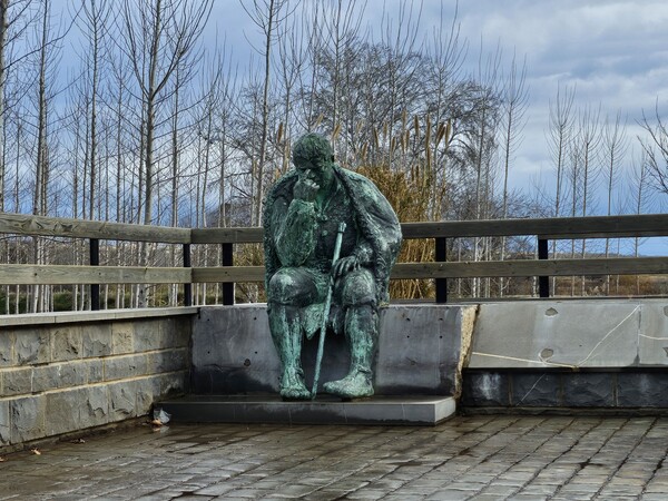   선정을 펼치려 고민하는, 에브로강 강가의 산초 동상 /사진=한형철