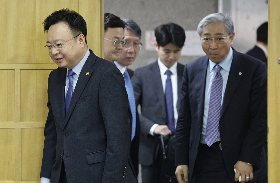 조규홍 보건복지부 장관과 윤동섭 대한병원협회장이 3일 오전 서울 마포구 대한병원협회에서 열린 간담회에 입장하고 있다. /연합뉴스