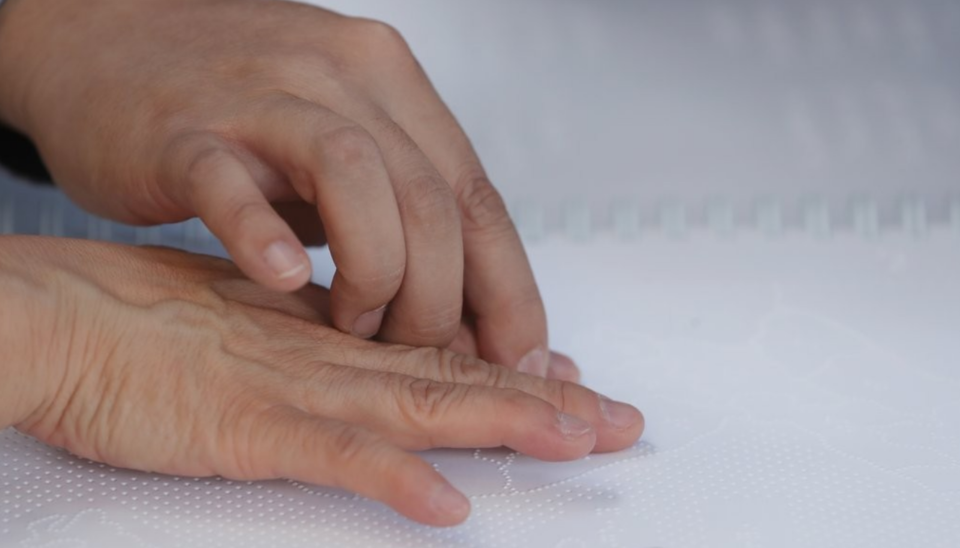 지난 2017년 서울 광진구 서울어린이대공원에서 열린 '시각장애인 재활복지대회'에서 시각장애인이 점자로 표기된 대한민국 지도를 읽고 있다. /연합뉴스