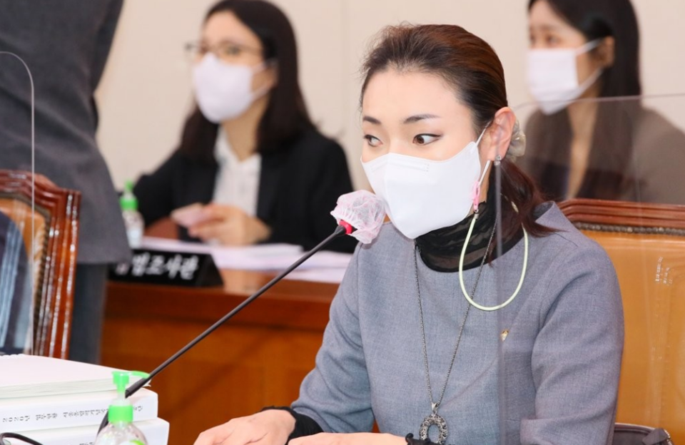 지난해 5월 김예지 국민의미래 의원이 발의한 점자법 일부개정법률안이 지난 2월 국회 본회의를 최종 통과했다. 사진은 지난 2020년 김예지 의원이 점자로 인쇄된 업무 보고자료를 읽고 있는 모습 /연합뉴스