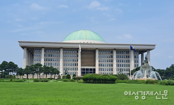 서울 영등포구 여의도에 위치한 국회의사당 본관. /이상무 기자