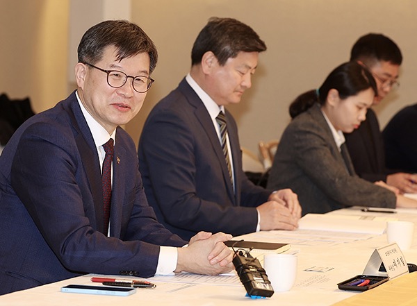 3월 28일 오후 정부서울청사에서 열린 제1차 장기요양위원회에서 위원장인 보건복지부 이기일 제1차관(맨 왼쪽)이 발언하고 있다. /연합뉴스