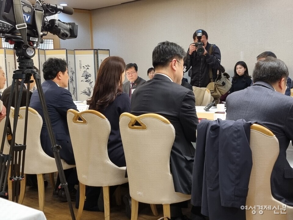 3월 28일 서울정부청사에서 제1차 장기요양위원회가 진행되고 있다. /여성경제신문