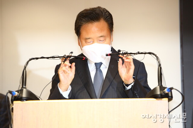 검찰이 노동법 위반 의혹을 받고 있는 허영인 SPC그룹 회장에 대한 체포영장을 지난 2일 집행했다. 사진은 허 회장이 지난 2022년 10월 서울 서초구 양재동 SPC 본사에서 SPL 안전사고와 관련해 대국민 사과를 발표하고 있는 모습 /류빈 기자