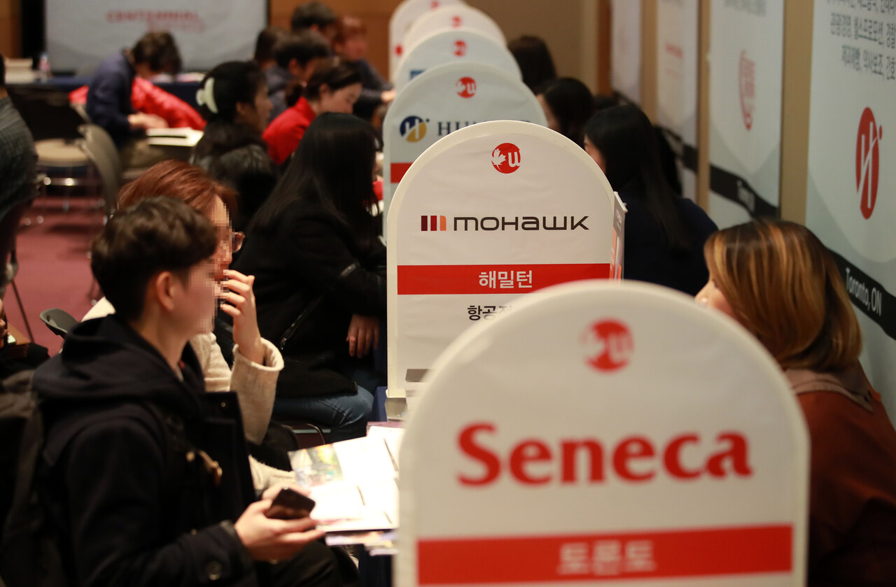 국내총생산(GDP)이 세계 아홉 번째로 큰 캐나다는 미국, 호주, 뉴질랜드와 마찬가지로 이민자가 만든 나라답게 이민자에 친화적이다. 이민자 없이는 산업 전반이 ‘올 스톱’될 만큼 노동력 성장 동력을 이민에 기댄다. 이민자가 접근할 수 있는 구인·구직 시장은 3D 업종으로 한정되지 않는다. 캐나다 유학·이민 박람회 모습 /연합뉴스