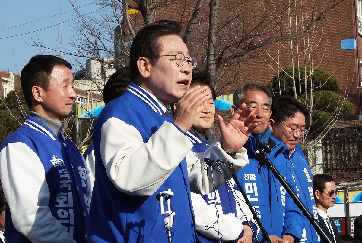 이재명 더불어민주당 지난 3월 21일 오후 전북 군산시 옛 도심에서 연설하고 있다. /연합뉴스