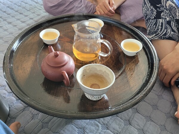 우리 식구들은 모이면 차상을 가운데 두고 둘러앉아 차를 마시며 얘기를 나누니 웃음소리가 창밖을 넘는 집이다. /사진=김정관