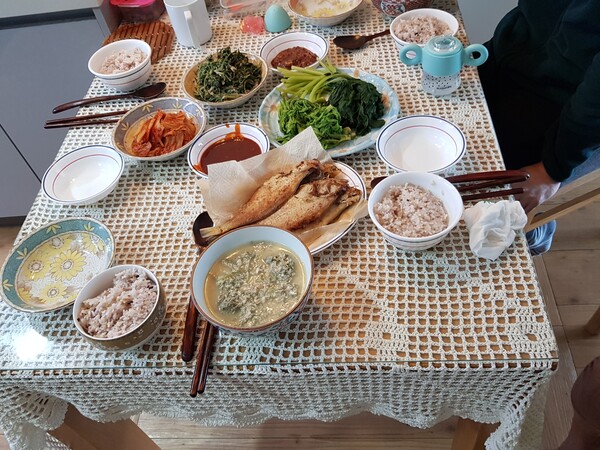 출가한 딸이 친정 나들이를 올 때면 삼대가 둘러앉아 먹는 밥은 배보다 마음이 한가득 채워진다. /사진=김정관