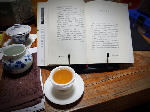 밤에 혼자 차를 마시면 나와 대화를 나누게 된다. 이 시간이 없으면 일터에서 잃어버린 나를 어떻게 찾을 수 있을까? /사진=김정관