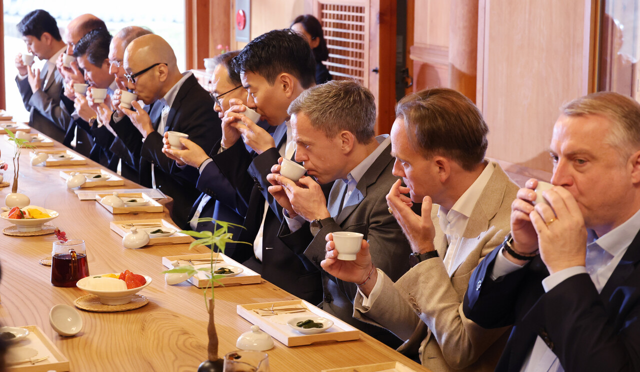 체류 외국인이 많은 지자체를 중심으로 출입국·이민관리청(이민청) 유치 경쟁이 격렬하다. 이민자가 제조업이나 자영업, 3D 업종뿐 아니라 최근에는 엔터테인먼트산업과 연구직 등 고부가가치를 창출하고 있다는 점도 지자체에는 매력 요소다. 사진은 은평구 진관사를 방문한 외국인 투자자들이 다도를 체험하는 모습 /연합뉴스