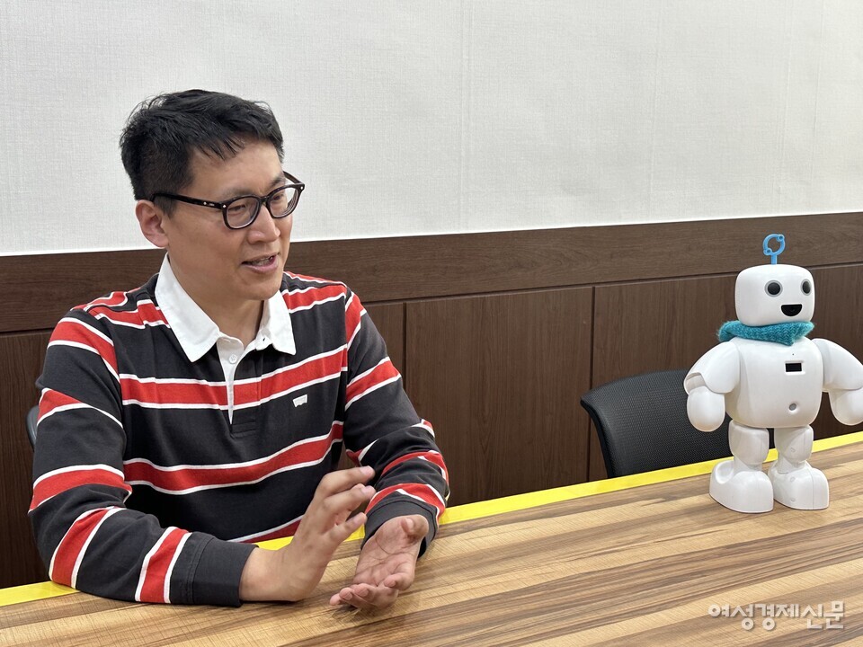 박 대표는 로봇을 인력 대체 자원으로 만드는 게 아니라 오히려 시공간을 초월해 사람끼리 이어주는 매개체로 만들고 싶다고 했다. 아이들 교육용에 주력하고 있지만 어르신 돌봄 사업도 놓지 않고 있다. /김정수 기자
