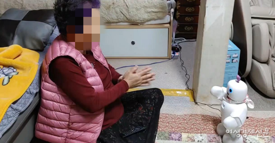 올해로 94세가 된 한 고령층 고객이 AI 반려 로봇 '파이보'를 이용하고 있다. /서큘러스