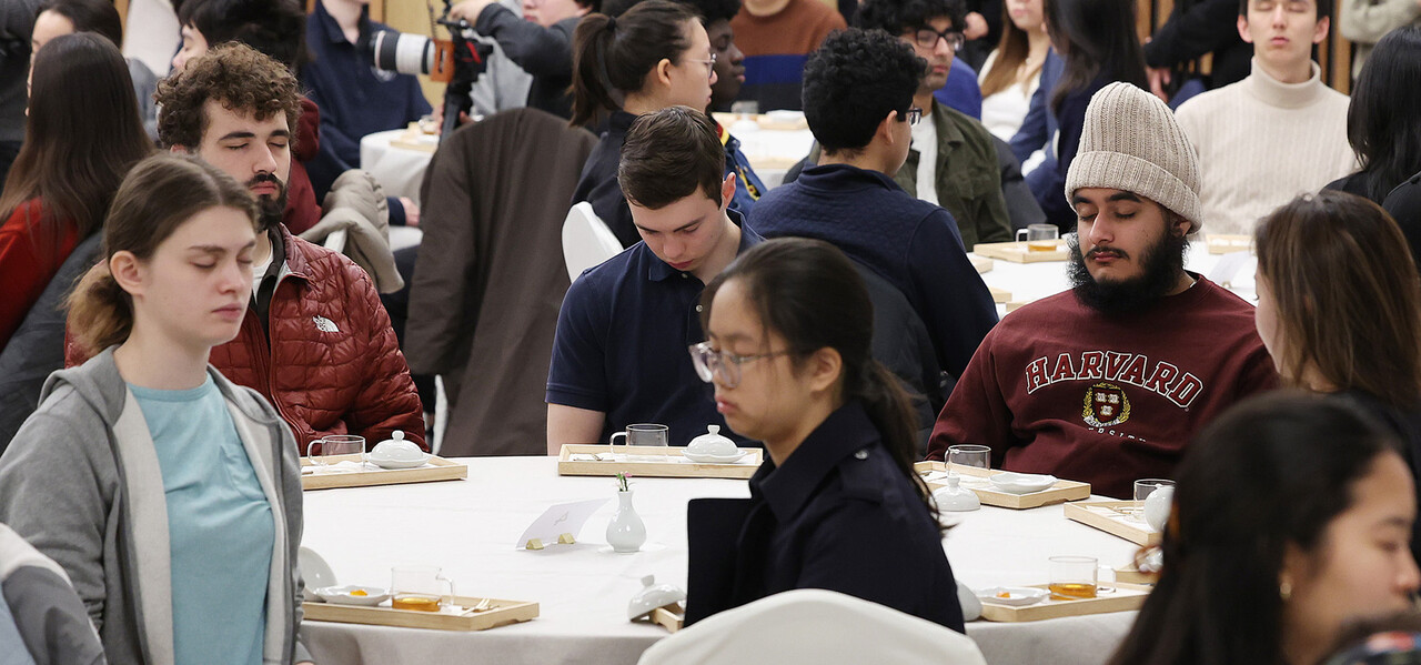 박성재 법무부장관이 지난 4일 오후 서울출입국·외국인청을 방문해 외국인 출입국사범 처리 절차, 국적·난민 심사 업무 현황, 체류 민원실 운영 실태 등을 점검하며 외국 인재 유치로 경제 발전과 국가 성장에 기여하는 정책을 추진하겠다고 밝혔다. 한국을 방문 중인 미국 하버드대학교 래드클리프 오케스트라 동호회 학생들이 지난 12일 오전 은평구 진관사 내 한문화체험관에서 사찰체험을 하며 명상하는 모습 /연합뉴스