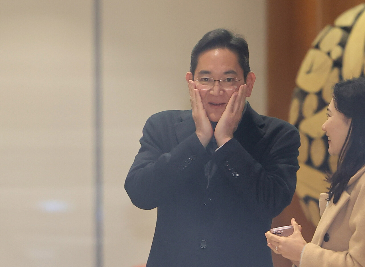 글로벌 투자은행(IB)은 한국 반도체 수출의 견조한 증가세가 이후로도 지속할 것이라고 전망하는데, 이는 삼성전자의 추후 실적 성장을 예견하게 한다. 반도체 가격 상승, 고성능 메모리 반도체(HBM) 수요 확대, 중국 반도체 수출 회복이 이유다. 사진은 네덜란드를 방문했던 이재용 삼성전자 회장이 지난해 12월 15일 오전 서울김포비즈니스항공센터를 통해 귀국하고 있는 모습. /연합뉴스