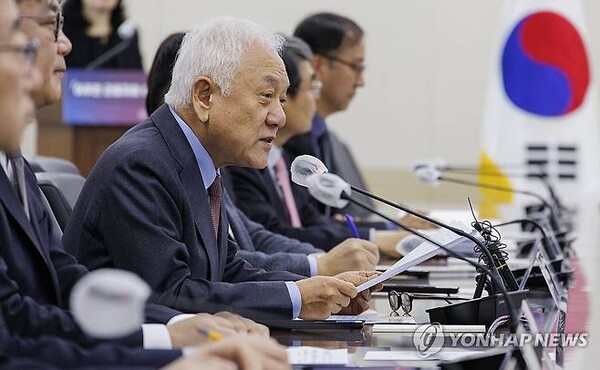 국민통합위원회는 5일 전입신고를 하지 않고 고시원이나 기숙사에 거주하는 청년도 1인 가구 정책 지원 대상에 포함해야 한다고 제안했다. 김한길 국민통합위원장 /연합뉴스