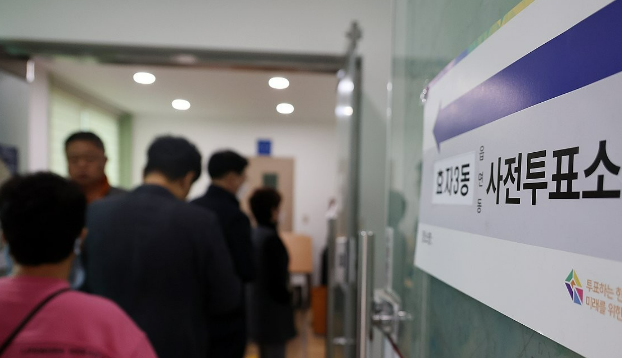 제22대 국회의원 선거 사전투표일 첫날인 5일 오전, 전북특별자치도 전주시 완산구 효자3동 주민센터에 마련된 사전투표소에 유권자들의 발길이 이어지고 있다. /연합뉴스