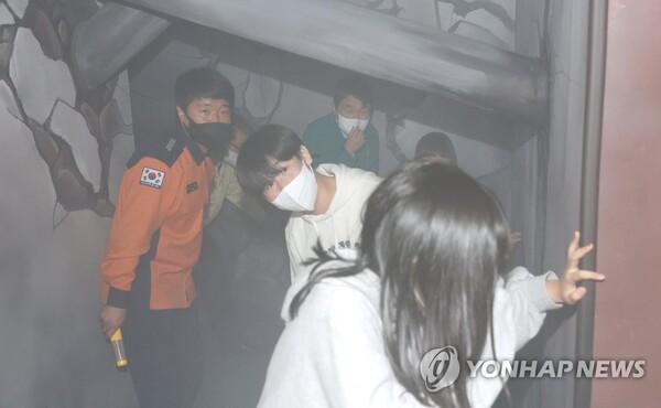 이주호 부총리 겸 교육부 장관(뒤쪽 가운데)이 2022년 11월 9일 세종시교육청 안전체험교육원을 방문해 학생들과 화재대피 체험을 하고 있다. 사진은 기사의 내용과 직접적인 관련이 없음. /연합뉴스