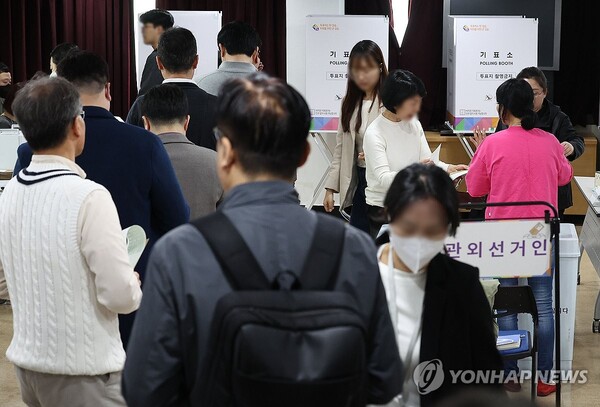 제22대 국회의원선거 사전투표일인 5일 서울 중구 소공동주민센터에 마련된 사전투표소를 찾은 유권자들이 투표를 하고 있다. /연합뉴스