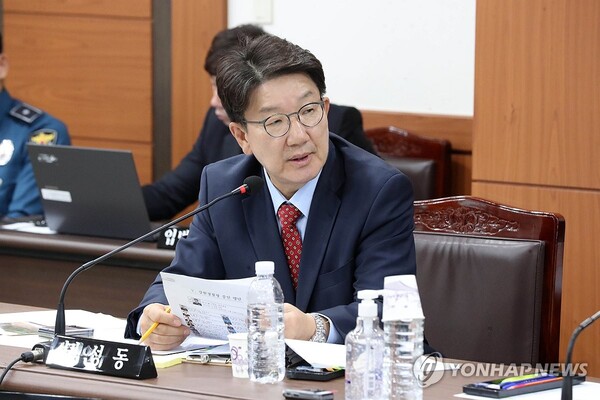 국민의힘 권성동 의원이 2023년 강원 춘천시 강원경찰청에서 열린 국회 행정안전위원회의 국정감사에서 질의하고 있다. /연합뉴스