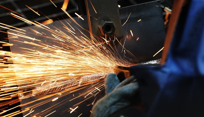 정부가 제조업의 기반이 되는 '뿌리산업'을 성장시키기 위해 지난해보다 57% 많은 6369억원의 예산을 투입하기로 했다. 용접은 뿌리산업의 6대 기반 공정산업 중 하나다. /연합뉴스