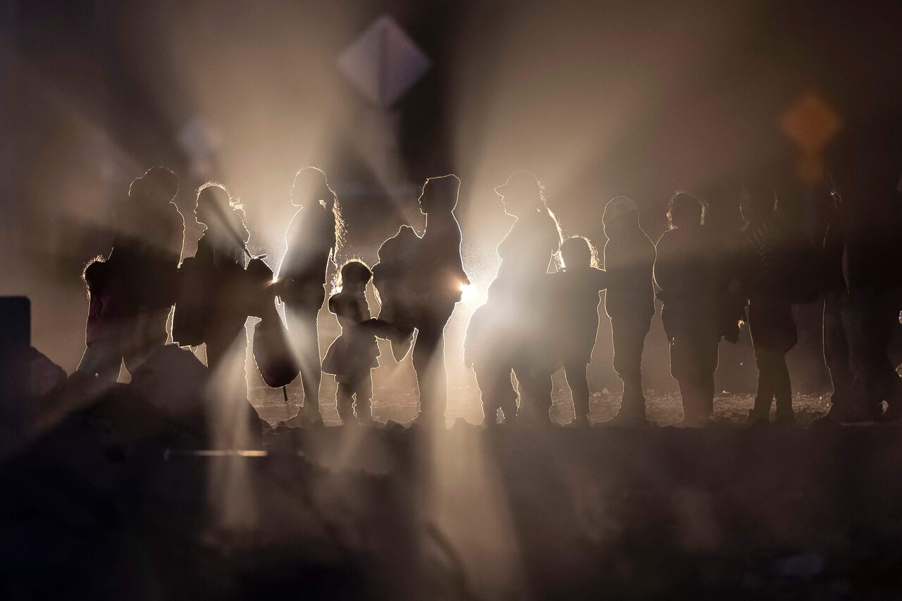 바이든 행정부의 적자 재정과 연준의 긴급 자금 지원 프로그램 등이 경기가 가라앉을만하면 양 날개로 띄우기도 하지만 본질은 미국에서 일하고 싶어 하는 끊이지 않는 이민자 유입이 미국 경제를 가라앉히지 않는 동인이라는 데 무게가 실린다. 비교적 값싼 노동력의 폭발적인 공급이 임금 상승률은 가라앉히는 반면 미국 산업과 경제를 띄우고 있다. 사진은 이민자 가족들이 2023년 12월 5일 애리조나주 루크빌에서 미국-멕시코 국경을 넘은 후 미국 국경 당국의 처리를 기다리고 있는 모습 /AFP=연합뉴스