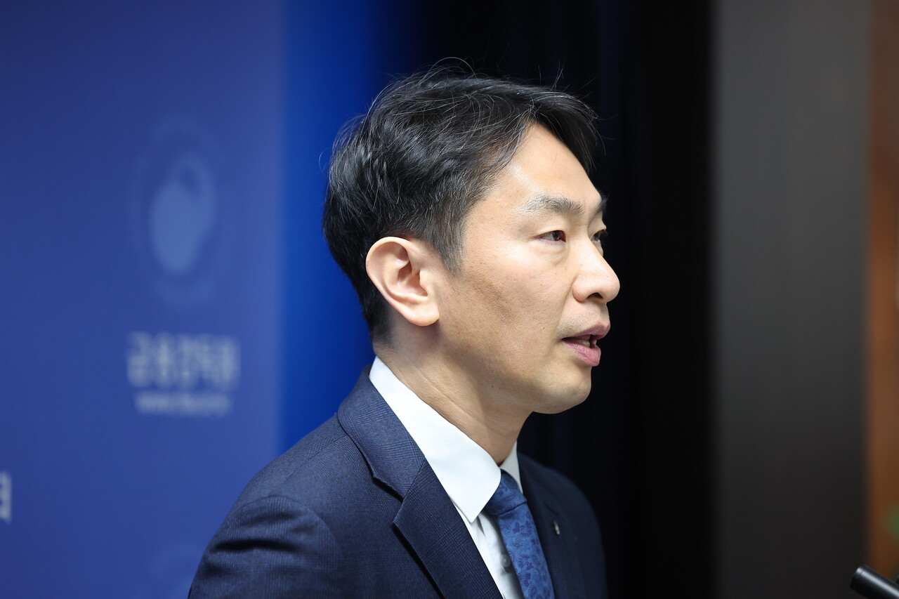 금융감독원이 홍콩 H지수(항셍중국기업지수) 주가연계증권(ELS) 사태 이후 처음으로 판매사 징계를 위한 첫걸음을 시작한다. 사진은 이복현 금감원장 /연합뉴스