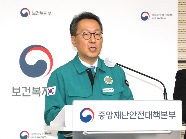 박민수 중대본 제1총괄조정관(보건복지부 2차관)이 8일 오전 정부세종청사에서 의사 집단행동 중앙재난안전대책본부 회의 결과를 설명하고 있다. /연합뉴스