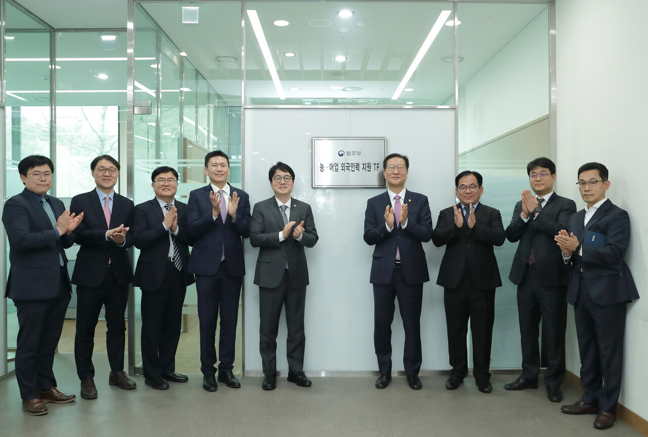 8일 법무부는 농림축산식품부·해양수산부와 함께 농·어촌 일손 부족 문제에 효과적으로 대응하기 위해 ‘농·어업 외국 인력 지원 TF’(지원 TF)를 발족하고 이날 오후 현판식을 개최했다. /법무부