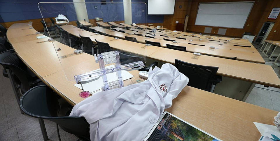 의대 증원 정책에 반발한 학생들의 수업 거부로 휴강 중인 의대들이 속속 수업 재개 움직임을 보이는 가운데 지난 8일 오전 비대면으로 수업을 재개한 대구 중구 경북대학교 의과대학 강의실이 조용한 모습을 보이고 있다. /연합뉴스