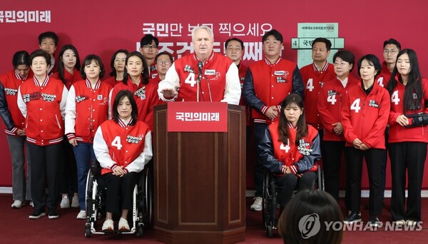 국민의미래 인요한 선거대책위원장이 9일 서울 여의도 당사에서 대국민 본투표 참여 호소 기자회견을 하고 있다. /연합뉴스