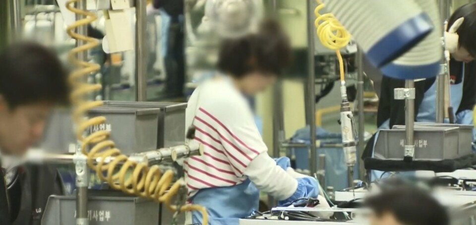 여성 근로자 수가 역대 최대치인 1000만명 돌파를 눈앞에 두고 있다. /연합뉴스