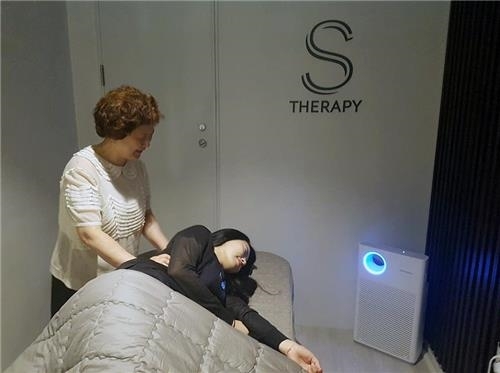 신세계 협력사원이 S테라피룸에서 헬스키퍼에게 안마를 받고 있다. /연합뉴스