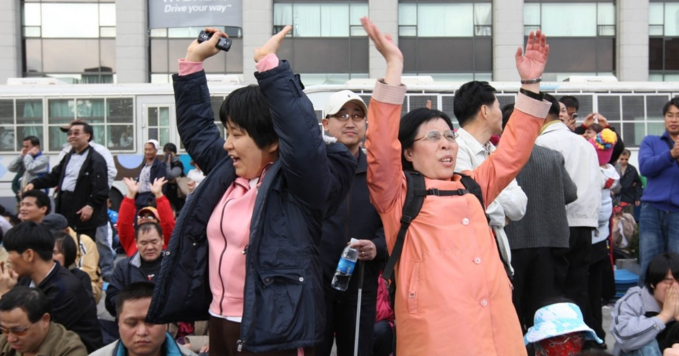 지난 2023년 이종성 국민의힘 의원은 안마사 고용 관련 의료법 법률 개정안을 발의해 가결됐으며 올해 5월부터 시행 예정이다. 국가나 지방자치단체가 장애인일자리사업 등의 일환으로 안마사를 고용하는 경우는 비안마사의 안마사 고용을 허용한 것. 사진은 지난 2008년 시각장애인만 안마사 자격을 취득할 수 있도록 규정한 의료법 조항에 대해 스포츠마사지사 등이 낸 헌법소원 사건에 대해 헌법재판소가 합헌 결정을 내린 날 시각장애인들이 만세를 부르고 있는 모습 /연합뉴스