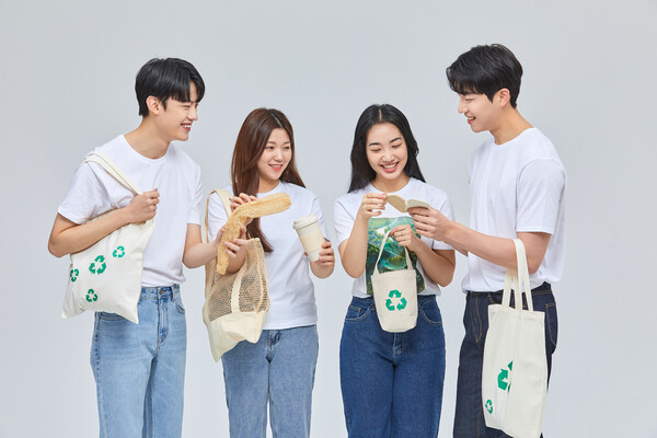 개인용품을 챙겨 일회용품을 줄일 수 있는 여행, 맘껏 주문하기보다 음식을 최대한 남기지 않음을 보여주는 여행, 쓰레기를 줍고 머무른 흔적 없이 떠나는 친환경 여행이 아쉽다. /게티이미지뱅크