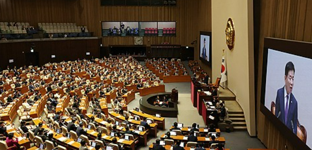투표가 진행 중인 22대 총선에서도 공직선거법 위반 사례가 이어졌다. /연합뉴스