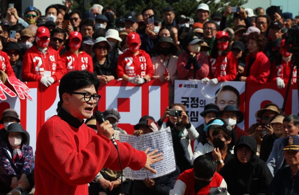 국민의힘 한동훈 비상대책위원장 겸 총괄 선거대책위원장이 7일 대전 노은역광장에서 대전 지역 후보들에 대한 지지를 호소하고 있다. /연합뉴스