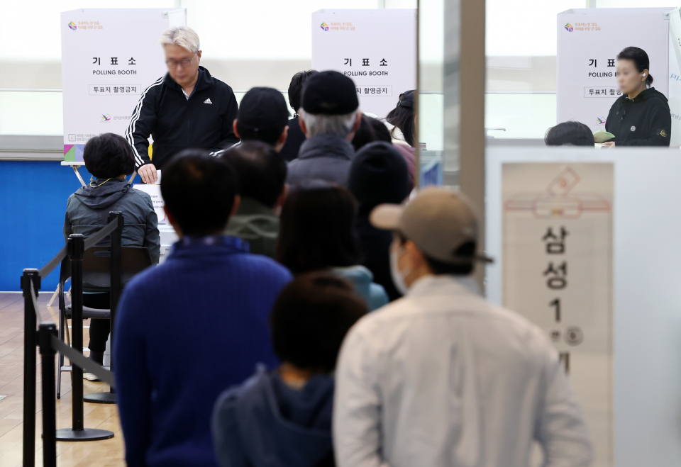 제22대 국회의원선거일인 10일 오전 유권자들이 서울 삼성1동주민센터에 마련된 삼성1동 제3투표소에서 투표를 위해 줄을 서 있다. /연합뉴스