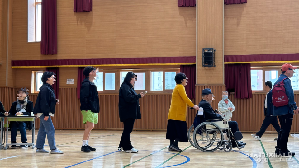 한 노부부가 10일 경기도 하남시에 위치한 투표소를 찾아 소중한 한 표를 행사했다. 사진은 이날 여성경제신문이 하남시 선거관리위원회의 촬영 허가을 받고 촬영함. /김정수 기자