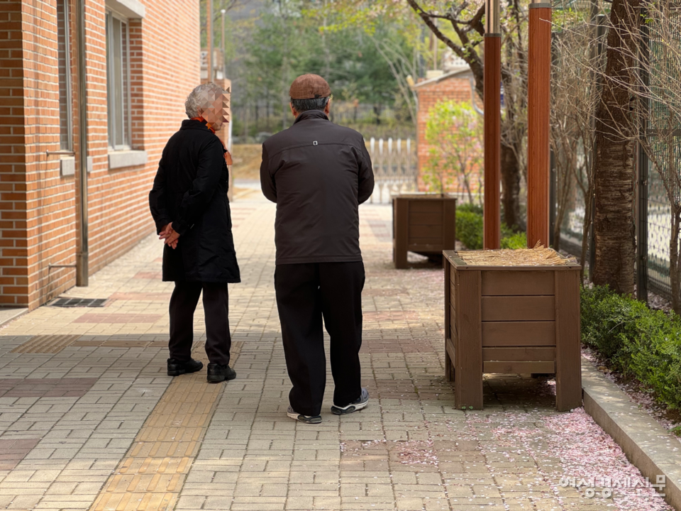 10일 경기도 하남시에 위치한 투표소에서 투표를 마치고 귀가하는 노부부. /김현우 기자