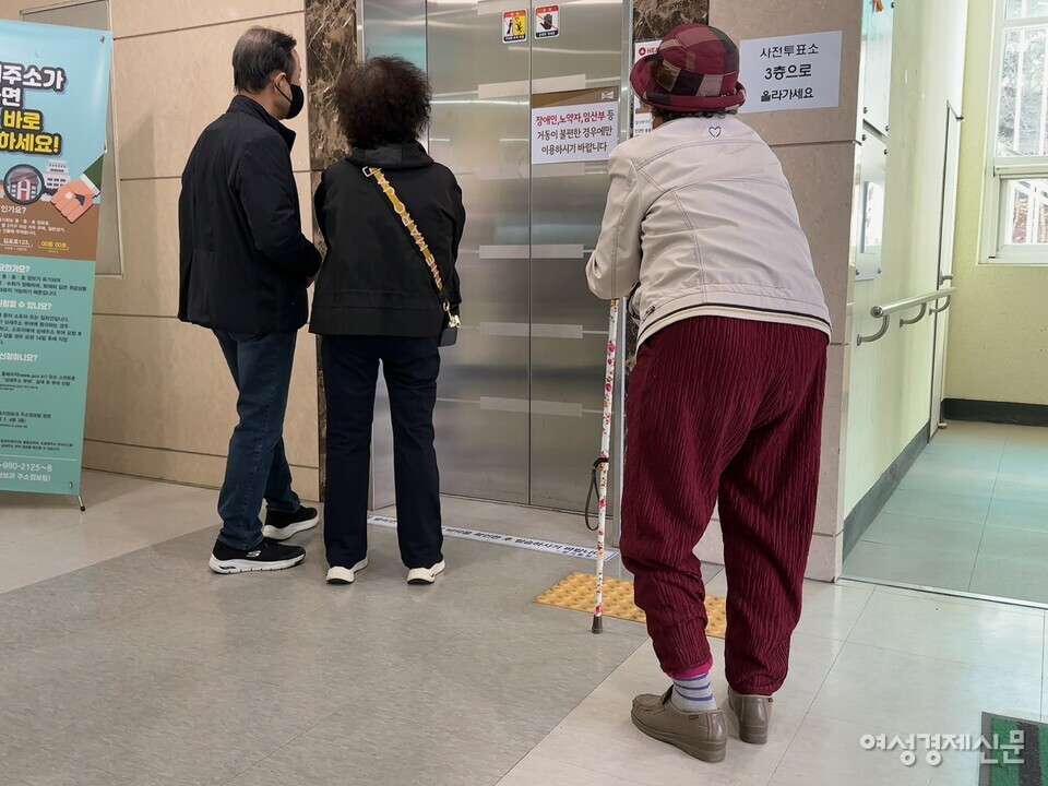 지난 5일 경기도 김포시에 위치한 사전투표소에 한 표를 행사하러 나온 노인. 지팡이를 짚고 있다. /김정수 기자