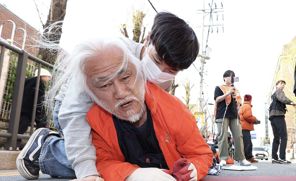 박경석 전국장애인차별철폐연대(전장연) 상임공동대표가 지난 5일 오후 서울 종로구 이화동주민센터 투표소 인근에서 장애인 인권 증진을 촉구하며 기어서 투표장으로 이동하고 있다. /연합뉴스