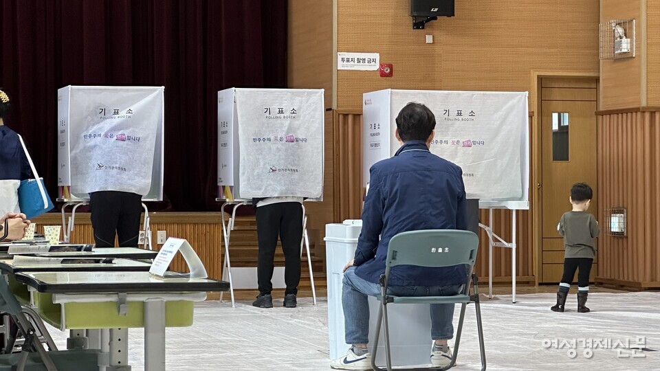 10일 시민들이 경기도 하남시에 위치한 투표소를 찾아 소중한 한 표를 행사하고 있다. 사진은 이날 여성경제신문이 하남시 선거관리위원회의 촬영 허가를 받고 촬영함. /김정수 기자