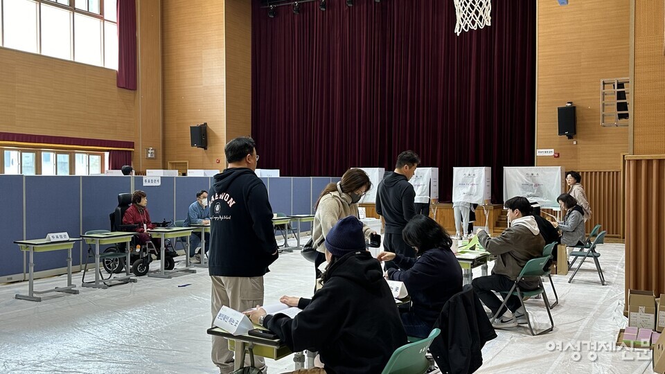 10일 시민들이 경기도 하남시에 위치한 투표소를 찾아 소중한 한 표를 행사했다. 사진은 이날 여성경제신문이 하남시 선거관리위원회의 촬영 허가를 받고 촬영함. /김정수 기자