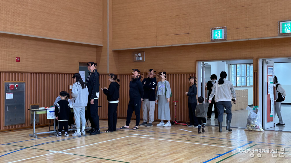 10일 경기 하남시에 위치한 투표소에서 사람들이 투표하고 있다. /김정수 기자