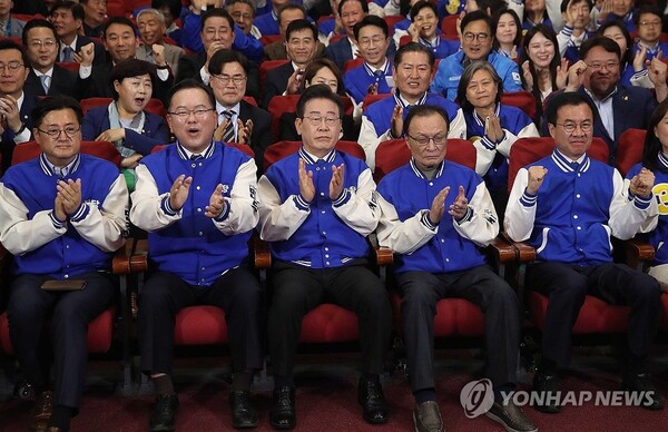 더불어민주당 이재명 대표, 이해찬·김부겸 상임공동선거대책위원장 등 당 지도부가 10일 서울 영등포구 여의도 국회 의원회관에 마련된 제22대 국회의원선거(총선) 민주당 개표 상황실에서 방송사 출구 조사 결과를 지켜보며 환호하고 있다. /연합뉴스